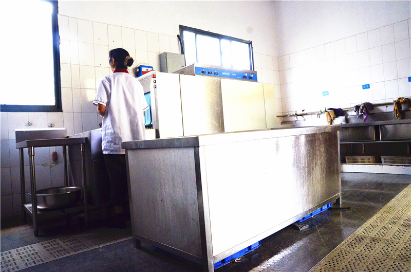 西华大学学校食堂粉色视频免费网站设备现场图片