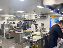 成都学校食堂厨具粉色视频免费网站设备生产厂家告诉你选择商用厨具的注意事项